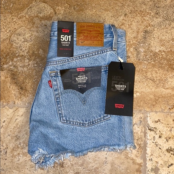NWT LEVI’S - Picture 2 of 5